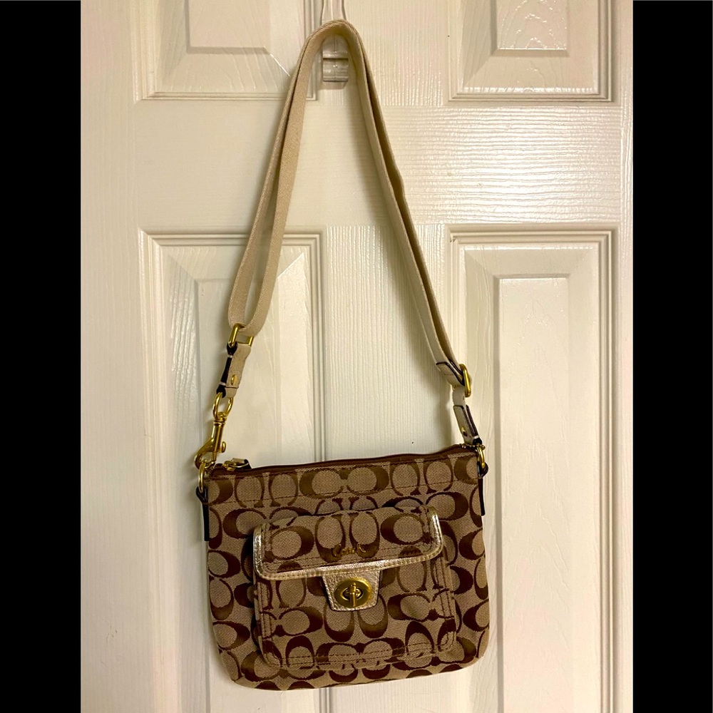 Coach NWOT Signature w/front Twist Lock Compartment w/Adjustable Strap